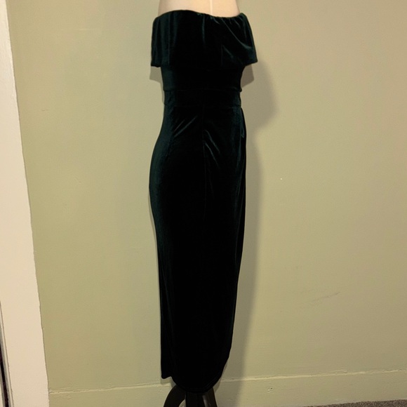Elegant Off-Shoulder Green Velvet Dress - Picture 4 of 8
